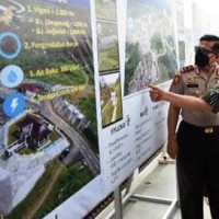 Staff Ahli Menko Polhukam  saat meninjau progres pembangunan Waduk Kuningan.